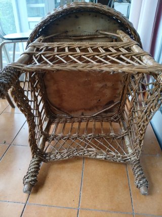 Mesa auxiliar redonda de mimbre
