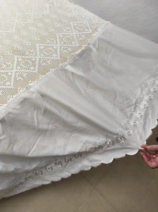 Colcha ganchillo blanco. Volante bordado. 110 cm