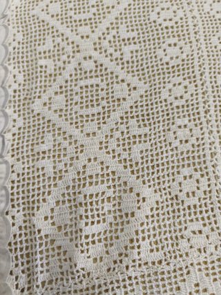 Colcha ganchillo blanco. Volante bordado. 110 cm