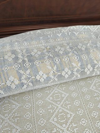Colcha ganchillo blanco. Volante bordado. 110 cm
