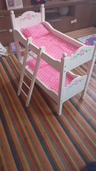 Cama de muñecas rosa con lunares