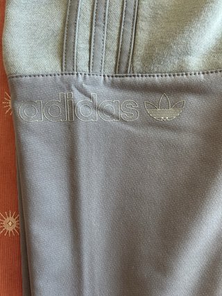 Pantalón Adidas Gris