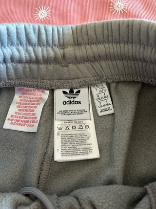 Pantalón Adidas Gris