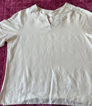 Blusa de hilo blanca roto bordada cuello y mangas