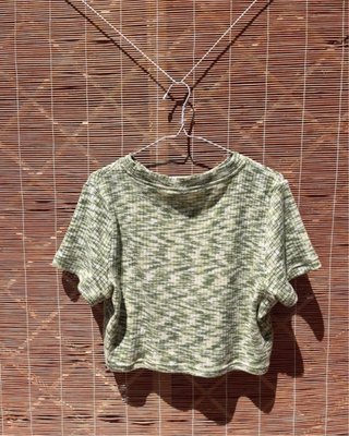 Camiseta crop top verde jaspeado