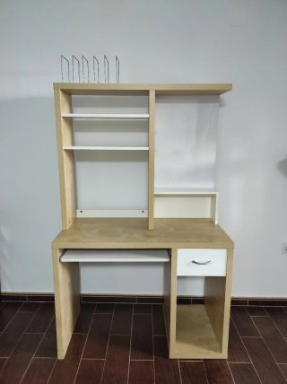 Escritorio con estantería y cajón