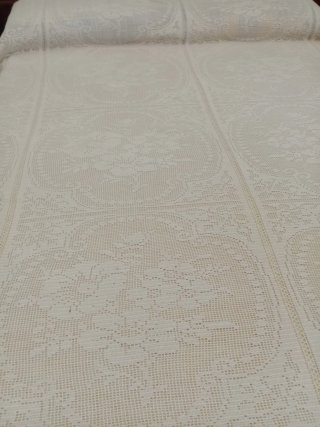 Colcha ganchillo beige. Para cama de 150 cm