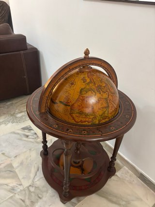 Globo bar de madera con copas