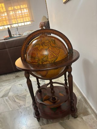 Globo bar de madera con copas