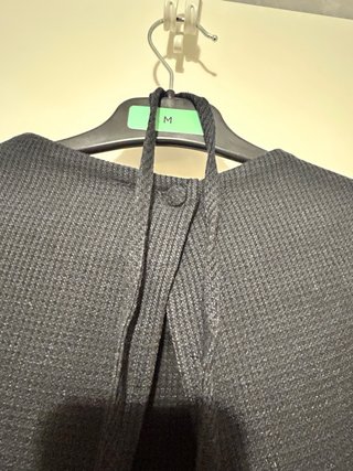 Blusa negra texturizada con lazo