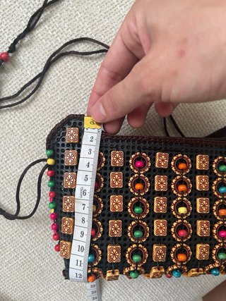 Bolso bandolera con abalorios