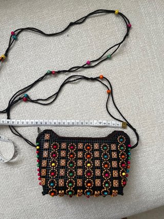 Bolso bandolera con abalorios