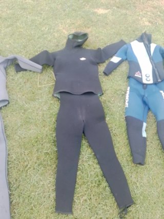 Lote de 4 trajes de neopreno