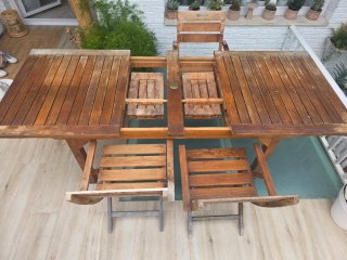 Mesa y 5 Sillas de Jardín Madera, marca Majestic.