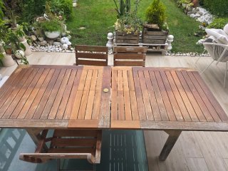 Mesa y 5 Sillas de Jardín Madera, marca Majestic.
