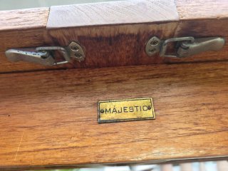 Mesa y 5 Sillas de Jardín Madera, marca Majestic.