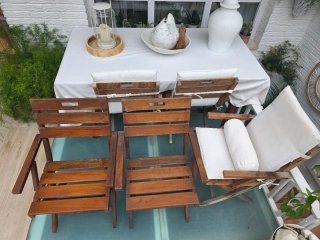 Mesa y 5 Sillas de Jardín Madera, marca Majestic.