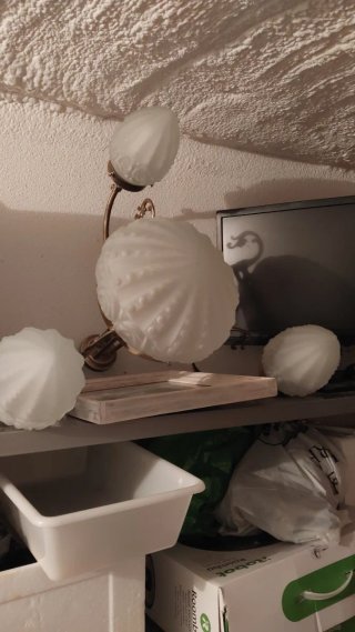 Lámpara de salón dorada y blanca