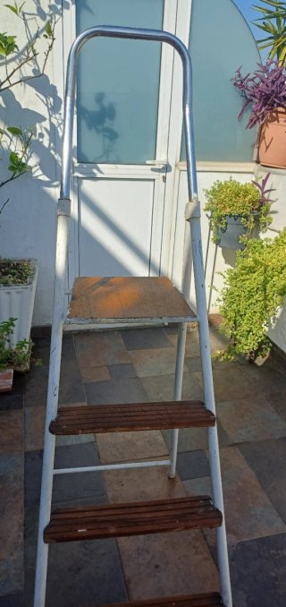 Escalera plegable metal y madera