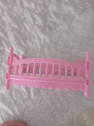 Cuna de juguete rosa con gatito