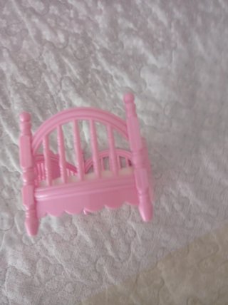 Cuna de juguete rosa con gatito