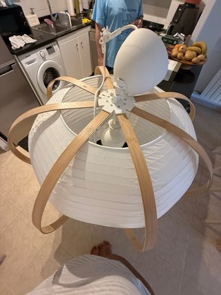 Lámpara de techo blanca y madera