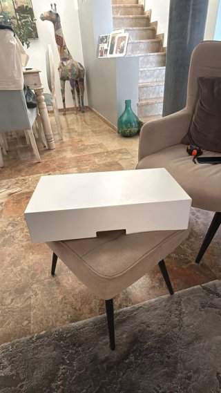 Mesa auxiliar pequeña con cajón