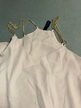 Top beige con cadena dorada