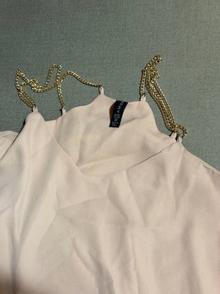Top beige con cadena dorada