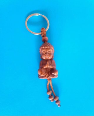 Portachiavi Buddha in legno  che prega