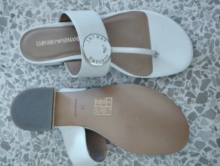 Sandalias Emporio Armani color crema y doradas