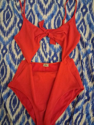 Costume da bagno intero rosso corallo con cut-out