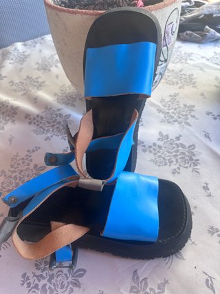 Sandalias de piel azul y negro.