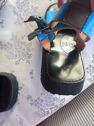 Sandalias de piel azul y negro.