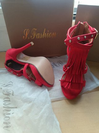 Zapatos de fiesta rojos con flecos