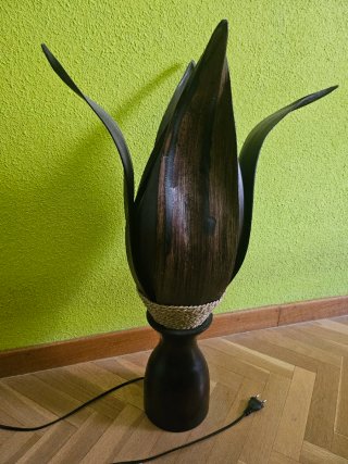 Lámpara de madera estilo hoja