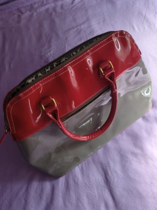 Bolso de mano gris y rojo