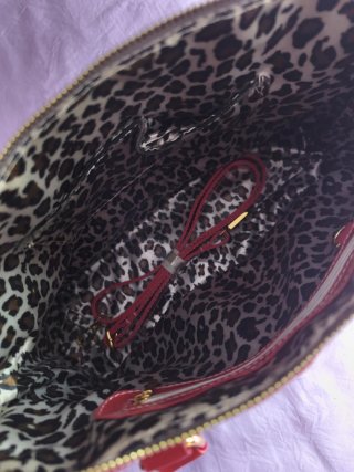 Bolso de mano gris y rojo