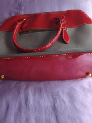 Bolso de mano gris y rojo