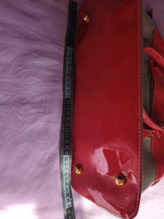 Bolso de mano gris y rojo