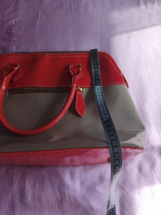 Bolso de mano gris y rojo