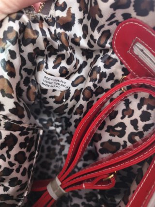 Bolso de mano gris y rojo