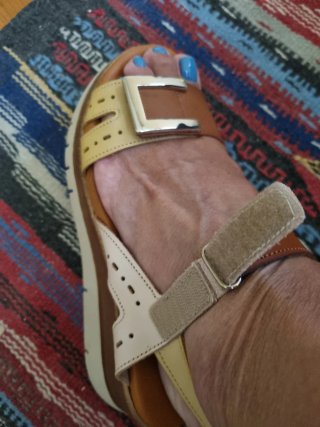 Sandalia plataforma beige y marrón