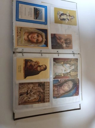 Álbum de postales religiosas hay más páginas