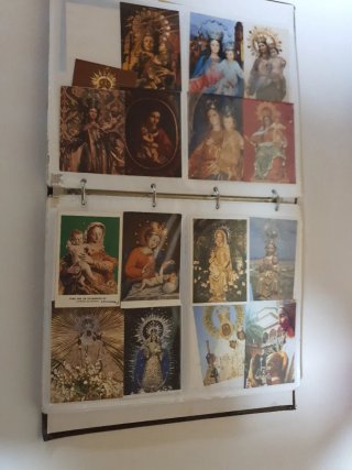 Álbum de postales religiosas hay más páginas
