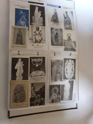 Álbum de postales religiosas hay más páginas