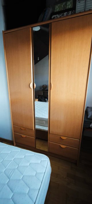 Armario de madera con espejo y sinfonier