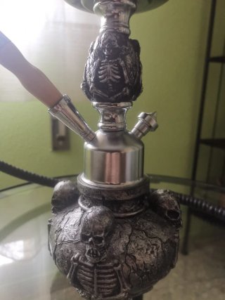 Scultura decorativa di teschi