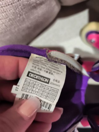 Patines en línea rosas y casco aprox. de 5 a 8 año