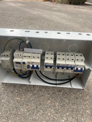 Caja eléctrica con componentes